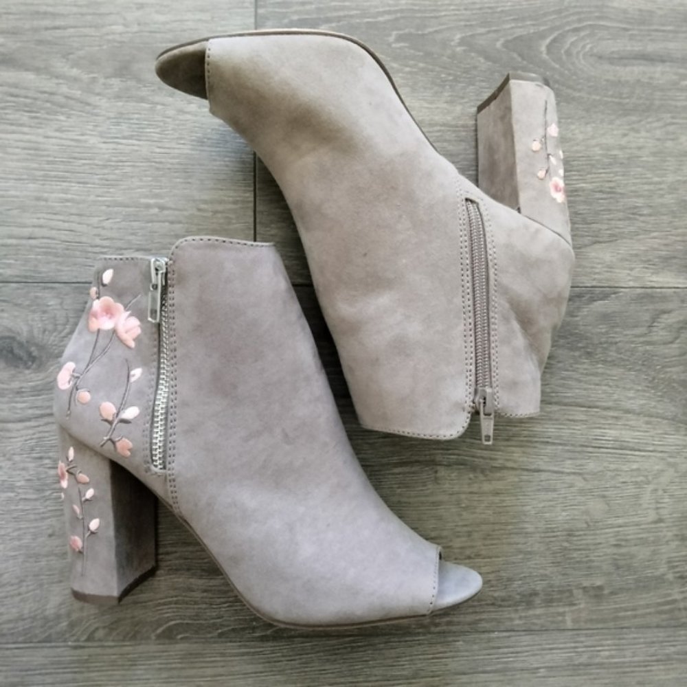 Candies Floral Embroidered Taupe Peep Toe Ankle Boots Booties Size 8 Chunky Heel